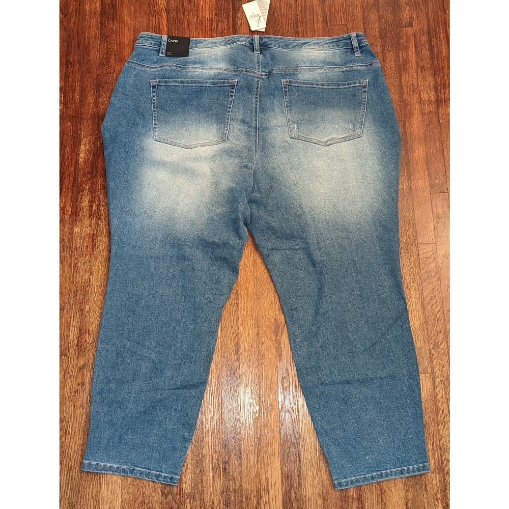 NWT Lane Bryant light blue stretchy faded denim jean capri size 22